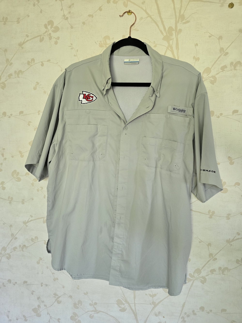 Columbia Men’s Lightweight Short-Sleeve Shirt in Light Gray
